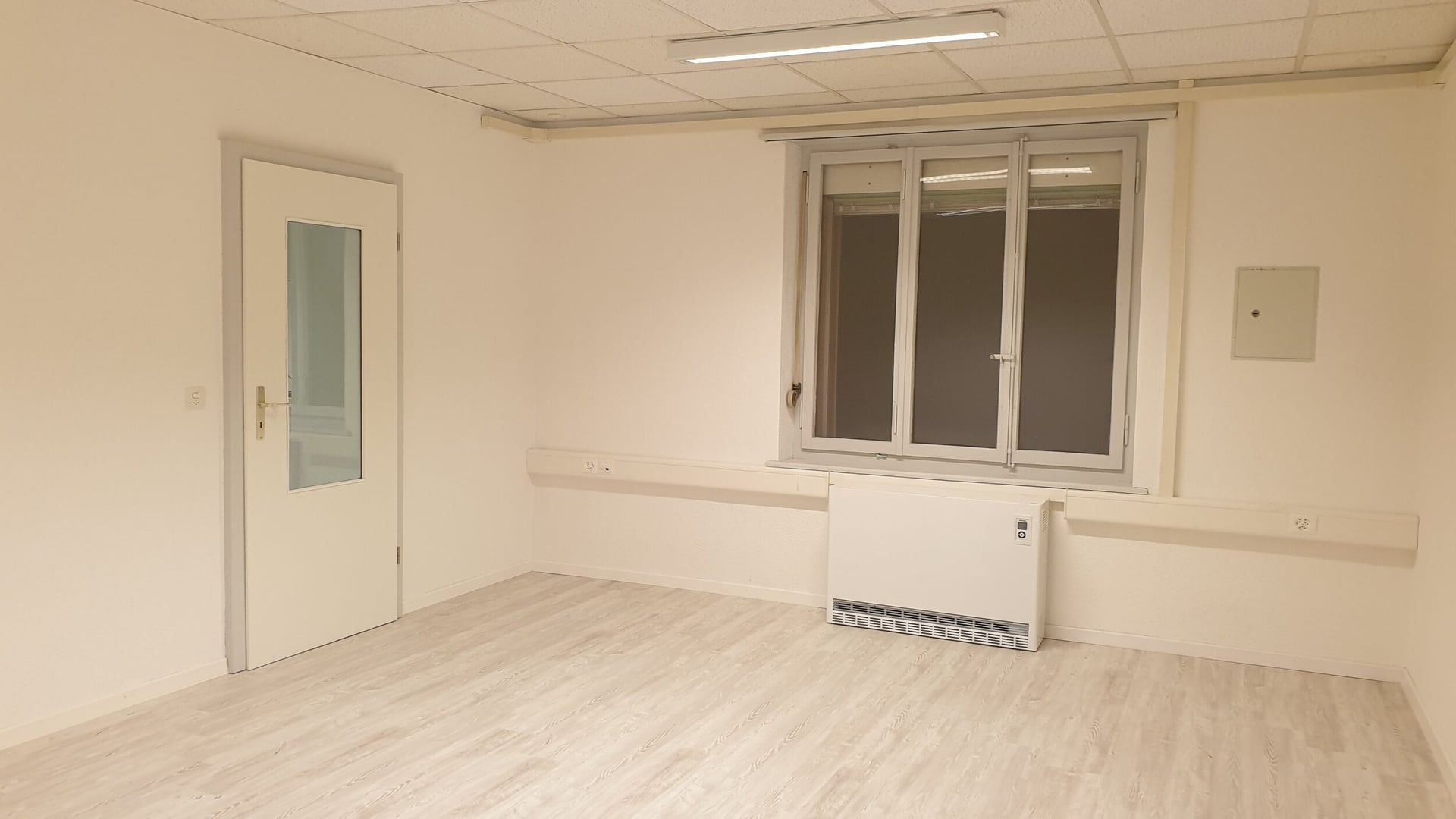 Surface commerciale n°2 de 21 m2 à louer à Reconvilier - photo 2