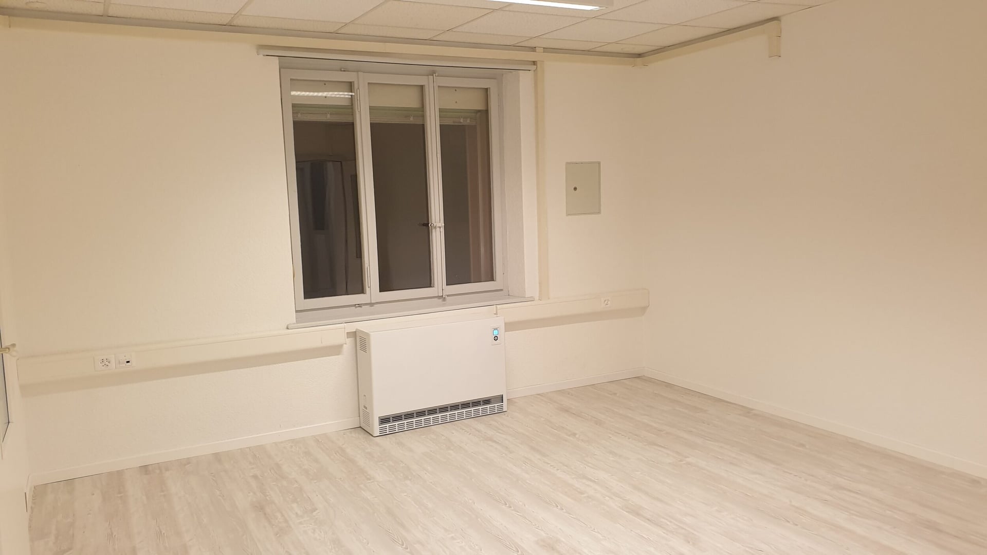 Surface commerciale n°2 de 21 m2 à louer à Reconvilier - photo 3