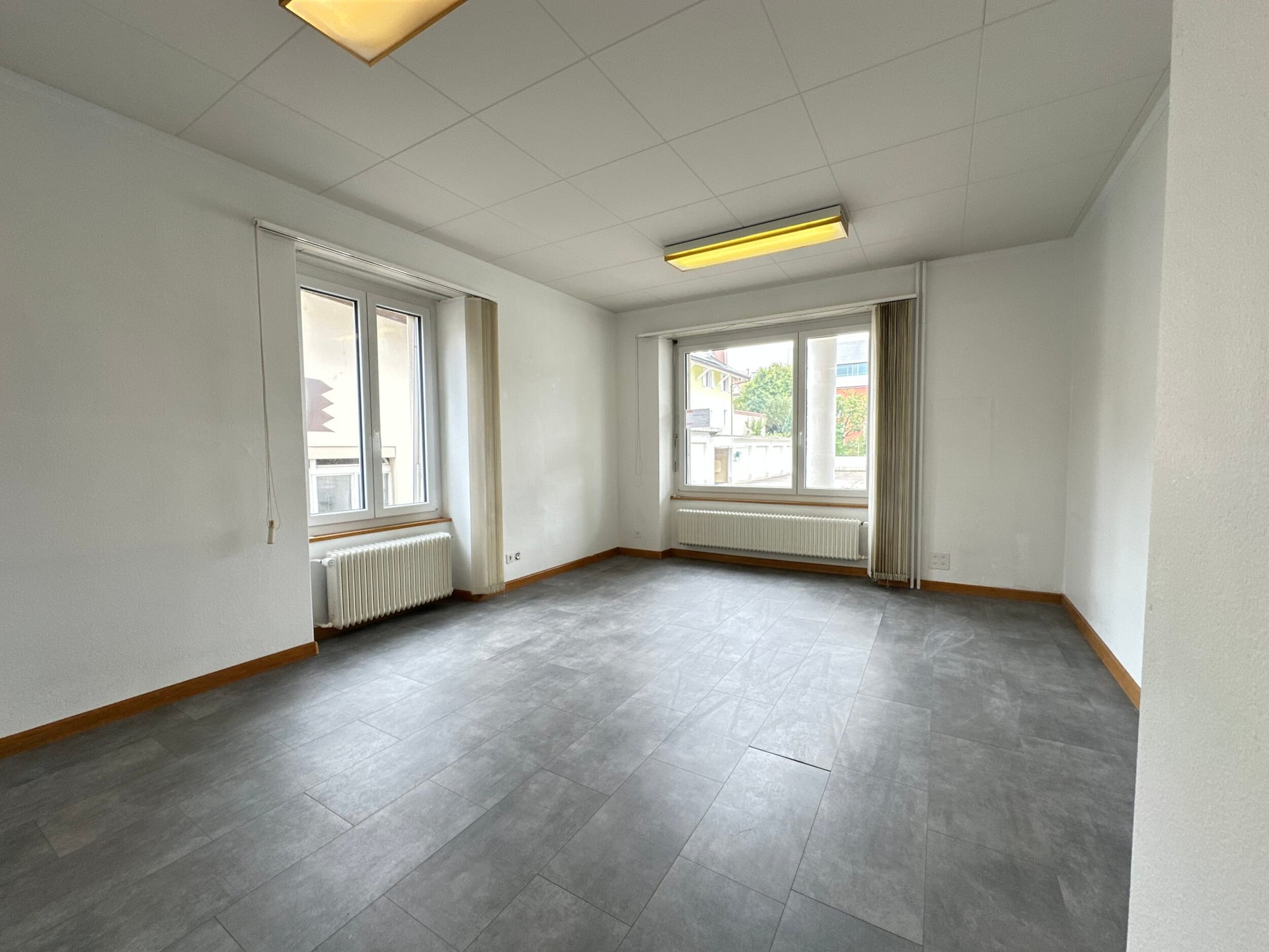 Surface commerciale de 4 pièces à louer dans la ville de Porrentruy - photo 3