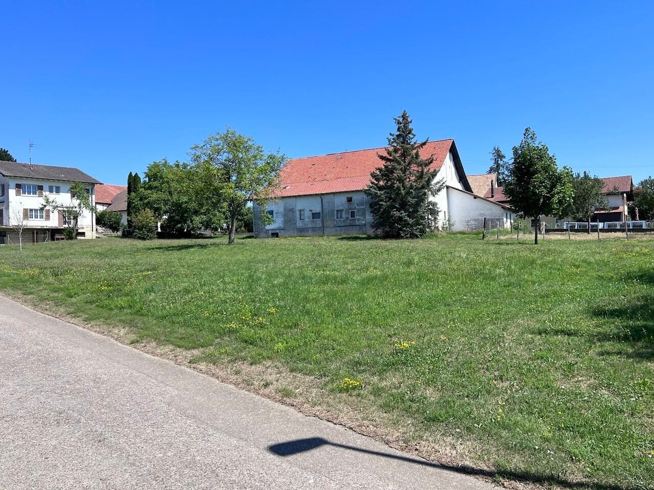 À vendre terrain à bâtir viabilisé et plat de 720 m2 à Bure - photo 1