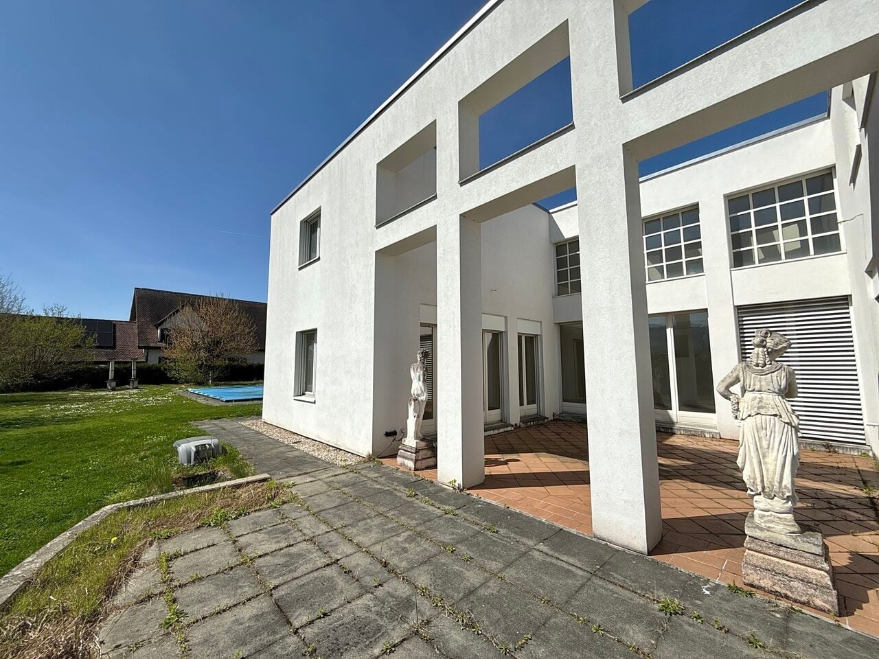 Située à Porrentruy villa d'architecte de 9 pièces - photo 3