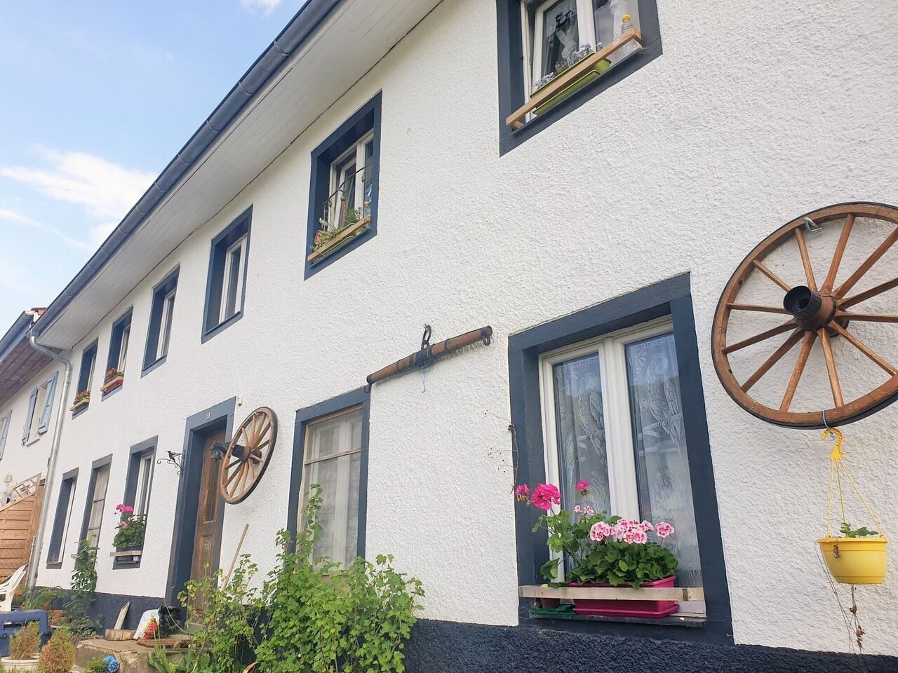 À vendre maison locative de 3 appartements et 15 box/dépôts à Movelier - photo 1