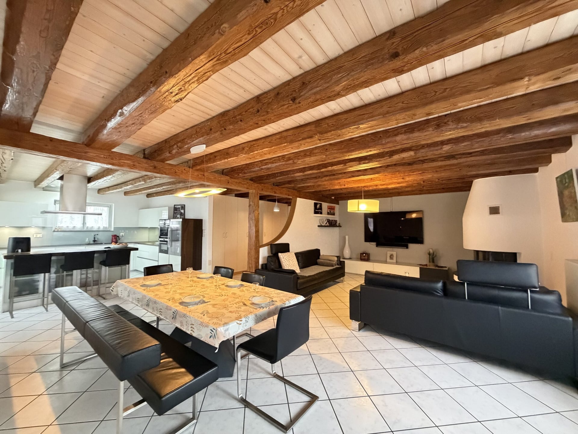 À vendre 2 maisons avec grande parcelle et 5 garages à Mervelier - photo 1