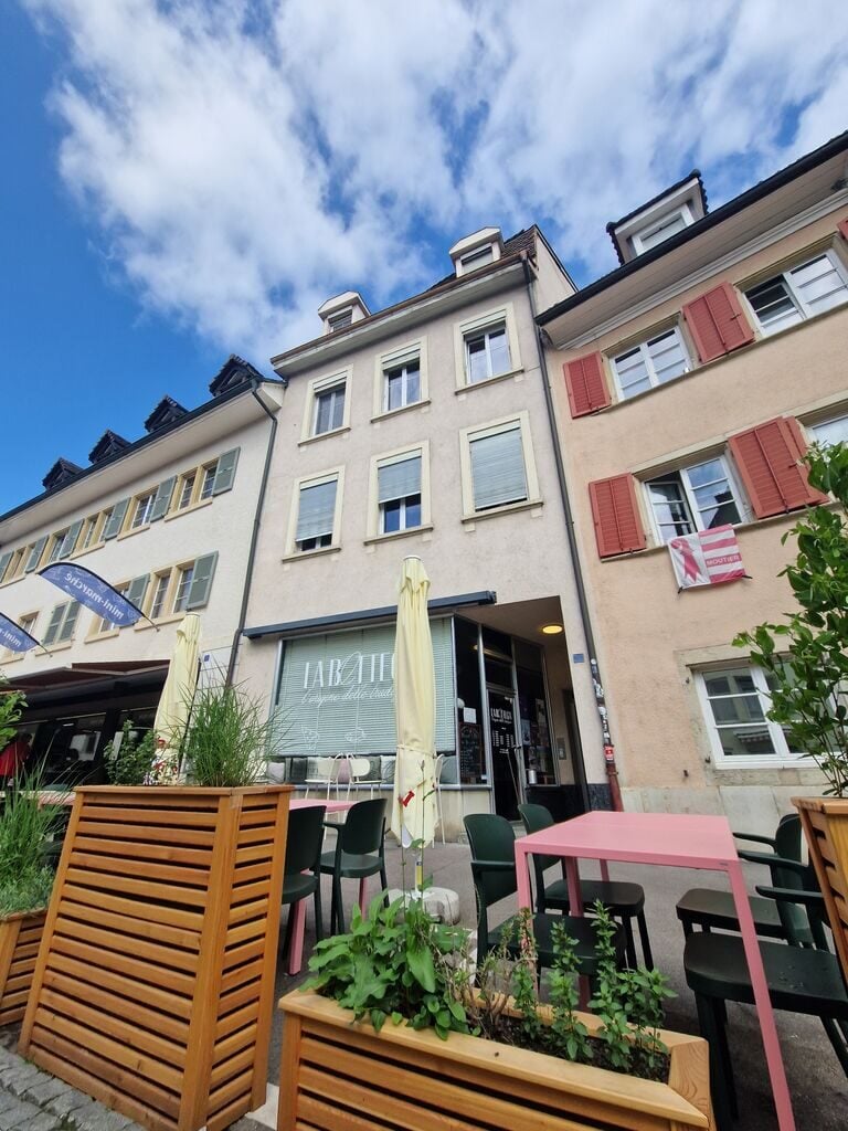 À vendre immeuble de 4 appartements et 1 commerce situé à Delémont - photo 1
