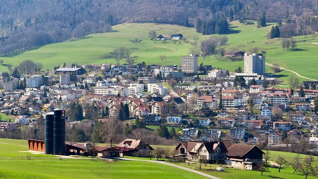 À Moutier bâtiment avec logements et restauration/hôtellerie