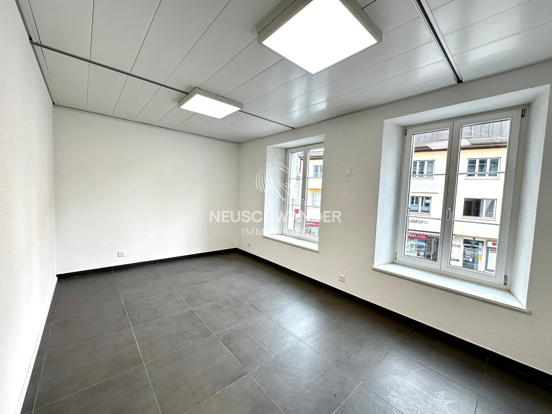 Surface commerciale de 3,5 pièces au 1er étage à louer à Delémont - photo 2