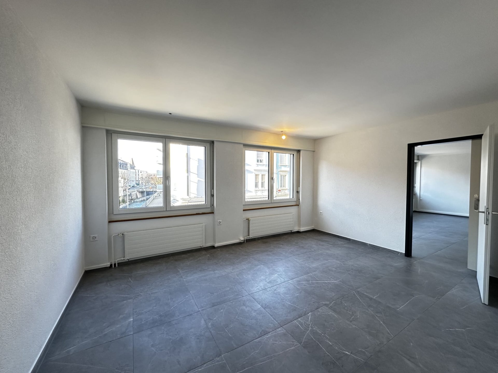 À louer local commercial au c?ur de la ville de Delémont - photo 1