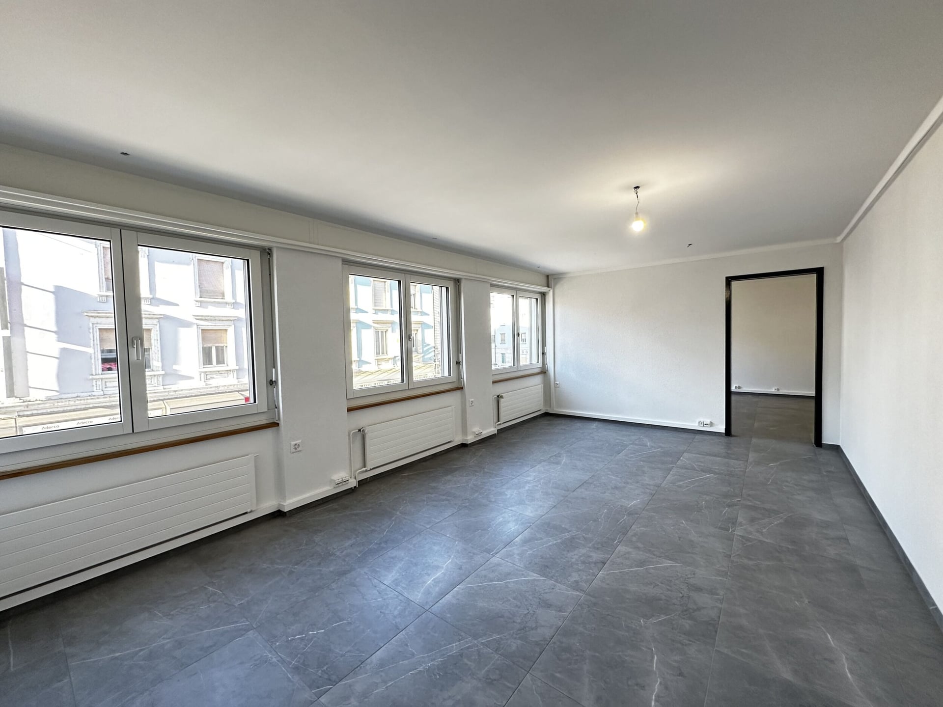 À louer local commercial au c?ur de la ville de Delémont - photo 2