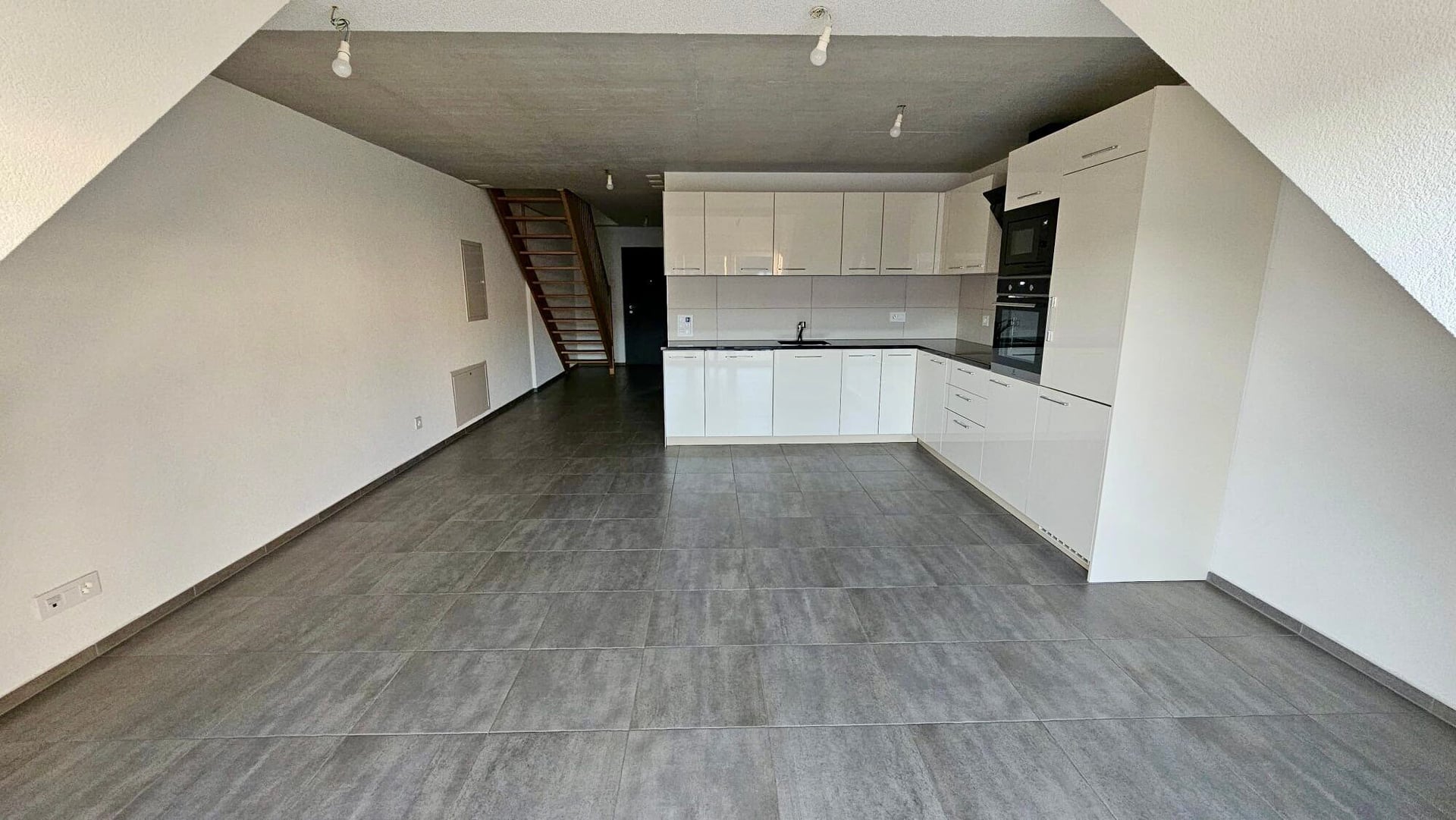 Bel appartement en duplex de 4.5 pièces à louer à Courroux - photo 3