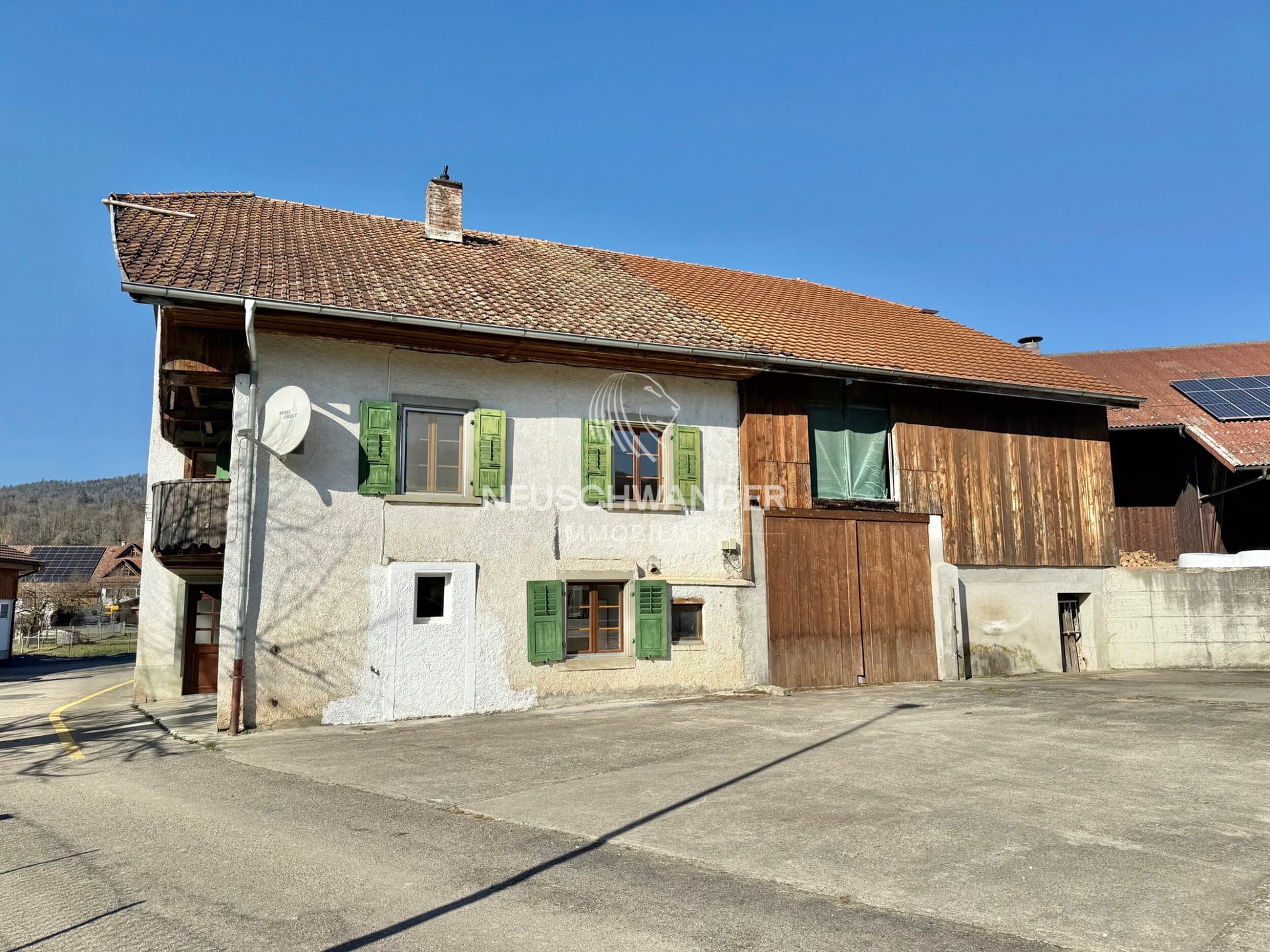 Située dans le village de Courchapoix spacieuse grange à louer - photo 1