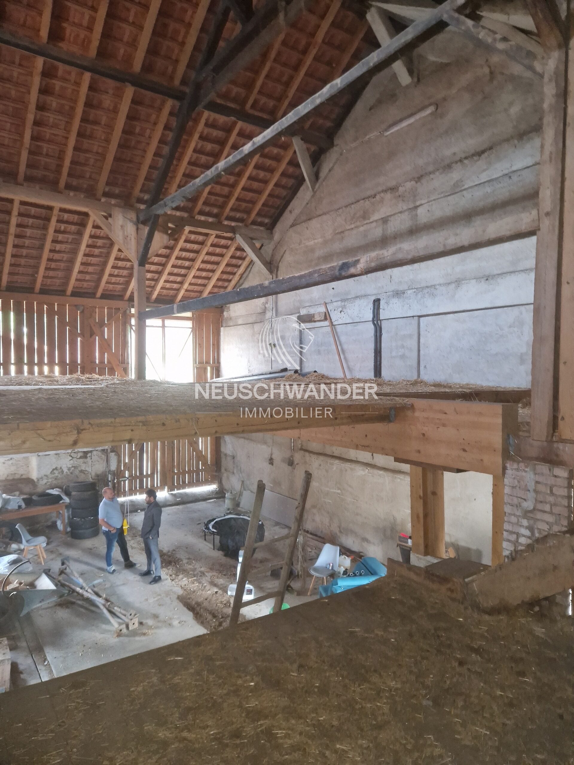 Située dans le village de Courchapoix spacieuse grange à louer - photo 5