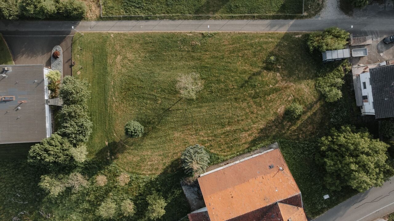 À vendre terrain à bâtir viabilisé et plat de 720 m2 à Bure - photo 4
