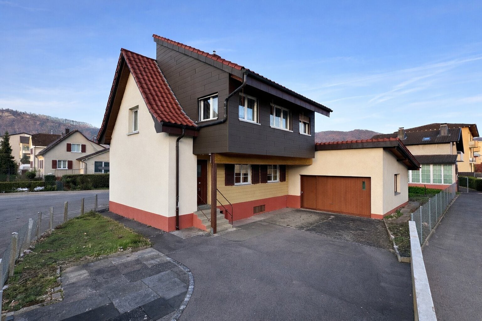 Maison à rénover de 5.5 pièces et studio à Delémont - photo 1