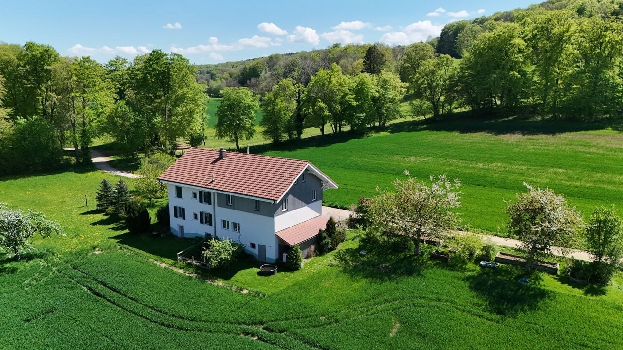 À vendre magnifique bâtisse jurassienne de 8 pièces à Damvant - photo 1