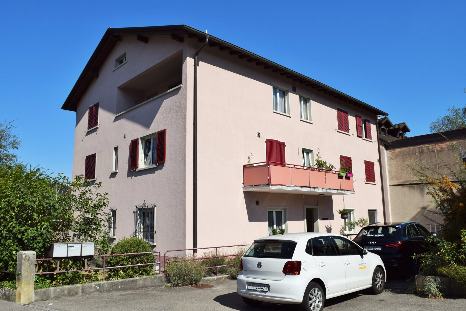 À Courrendlin immeuble de 4 appartements et 1 commerce à vendre - photo 1