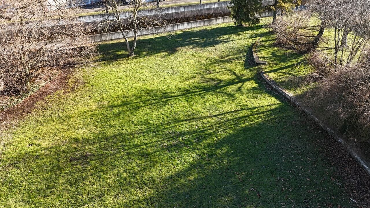 Au centre de Delémont terrain à bâtir de 2'085 m² à vendre en zone MC - photo 1