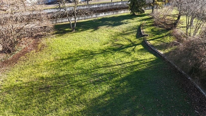 Au centre de Delémont terrain à bâtir de 2'085 m² à vendre en zone MC - photo 1