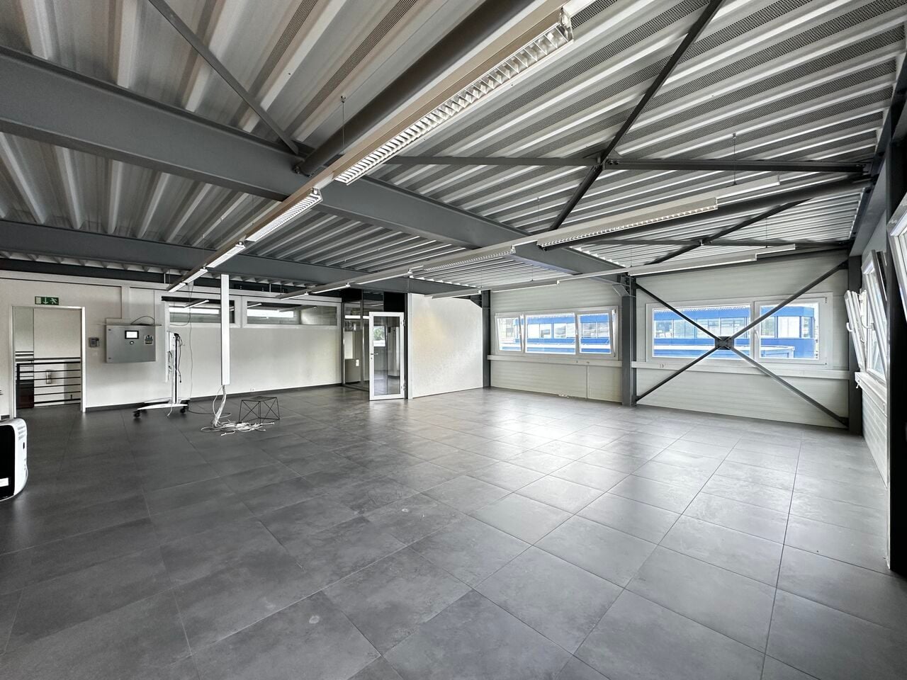 À vendre immeuble avec ateliers et bureaux à Delémont - photo 3