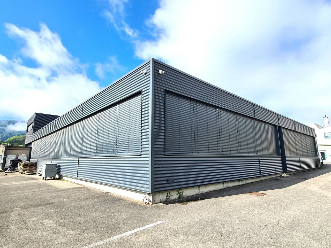 À Courrendlin bâtiment industriel spacieux et moderne à vendre - photo 2