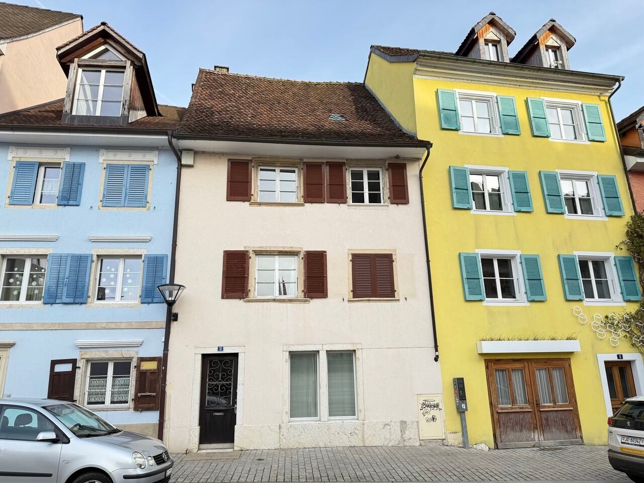 À vendre maison de ville avec 2 appartements et 1 commerce à Delémont - photo 1