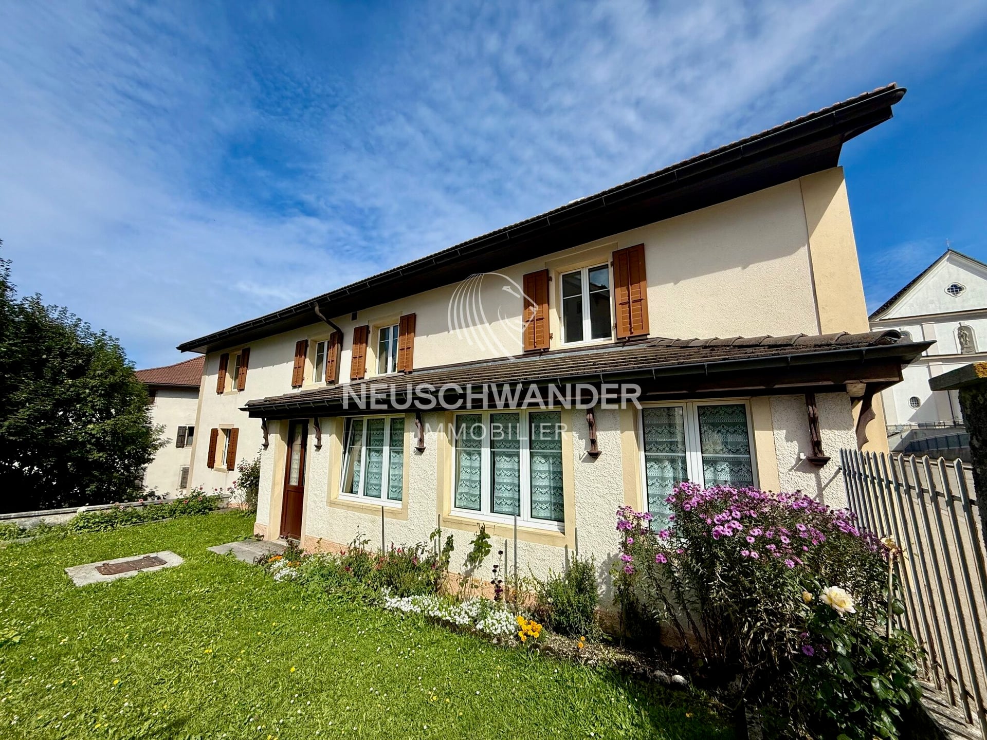 À Saignelégier immeuble avec 1 commerce et 4 logements à vendre - photo 1