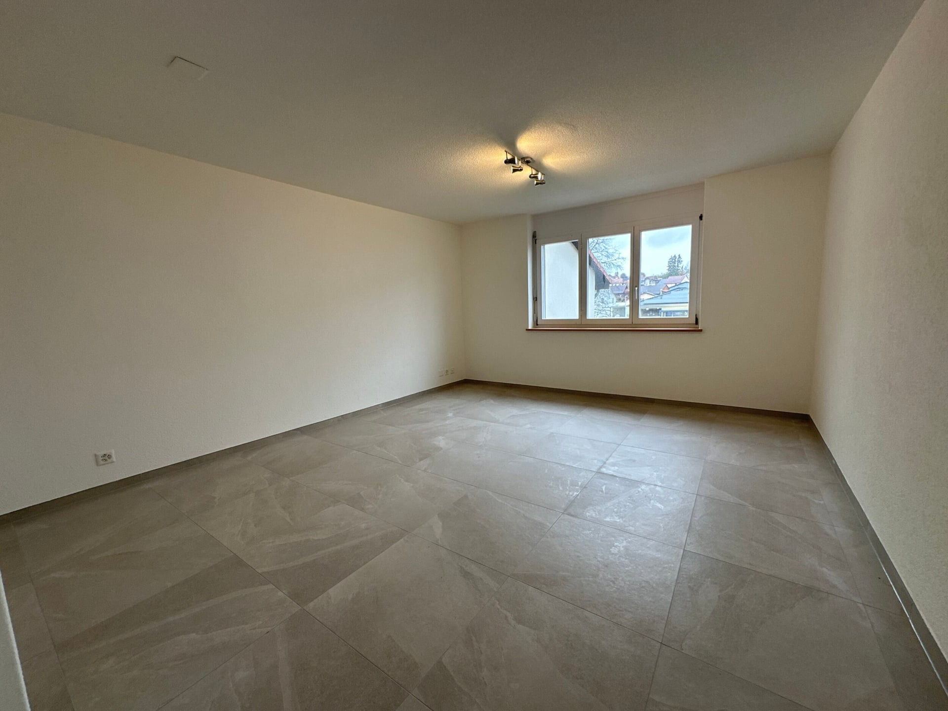 Appartement entièrement rénové de 4.5 pièces à Alle - photo 5