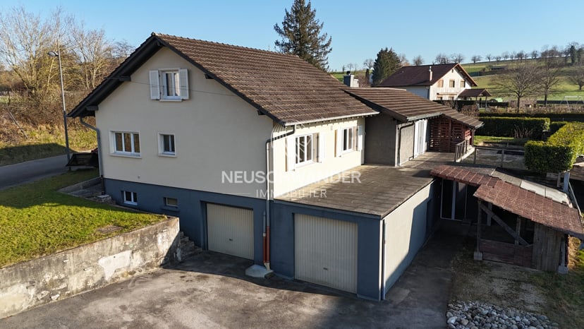 À vendre dans le village de Coeuve charmante maison de 6 pièces - photo 1