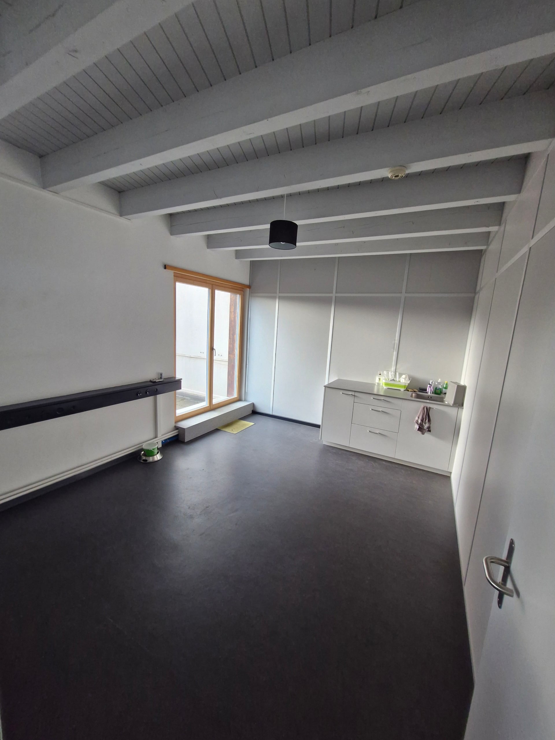 Local commercial de 92m2 en zone industrielle de Delémont  - photo 2