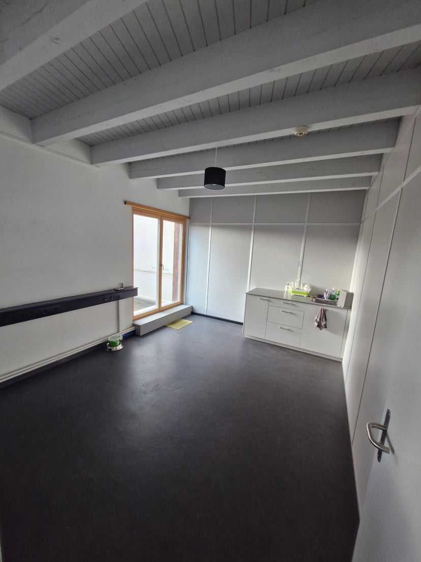 Local commercial de 92m2 en zone industrielle de Delémont  - photo 2
