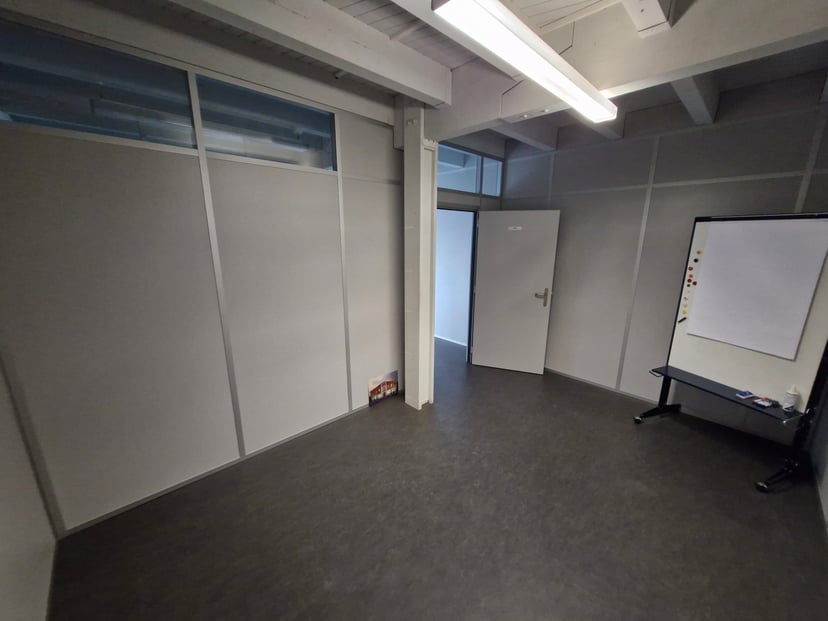 Local commercial de 92m2 en zone industrielle de Delémont  - photo 3