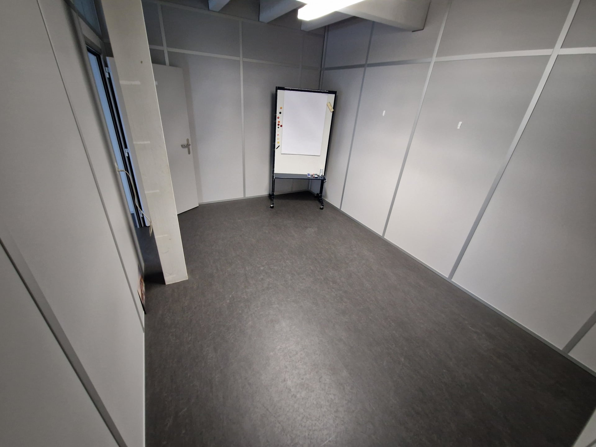 Local commercial de 92m2 en zone industrielle de Delémont  - photo 5