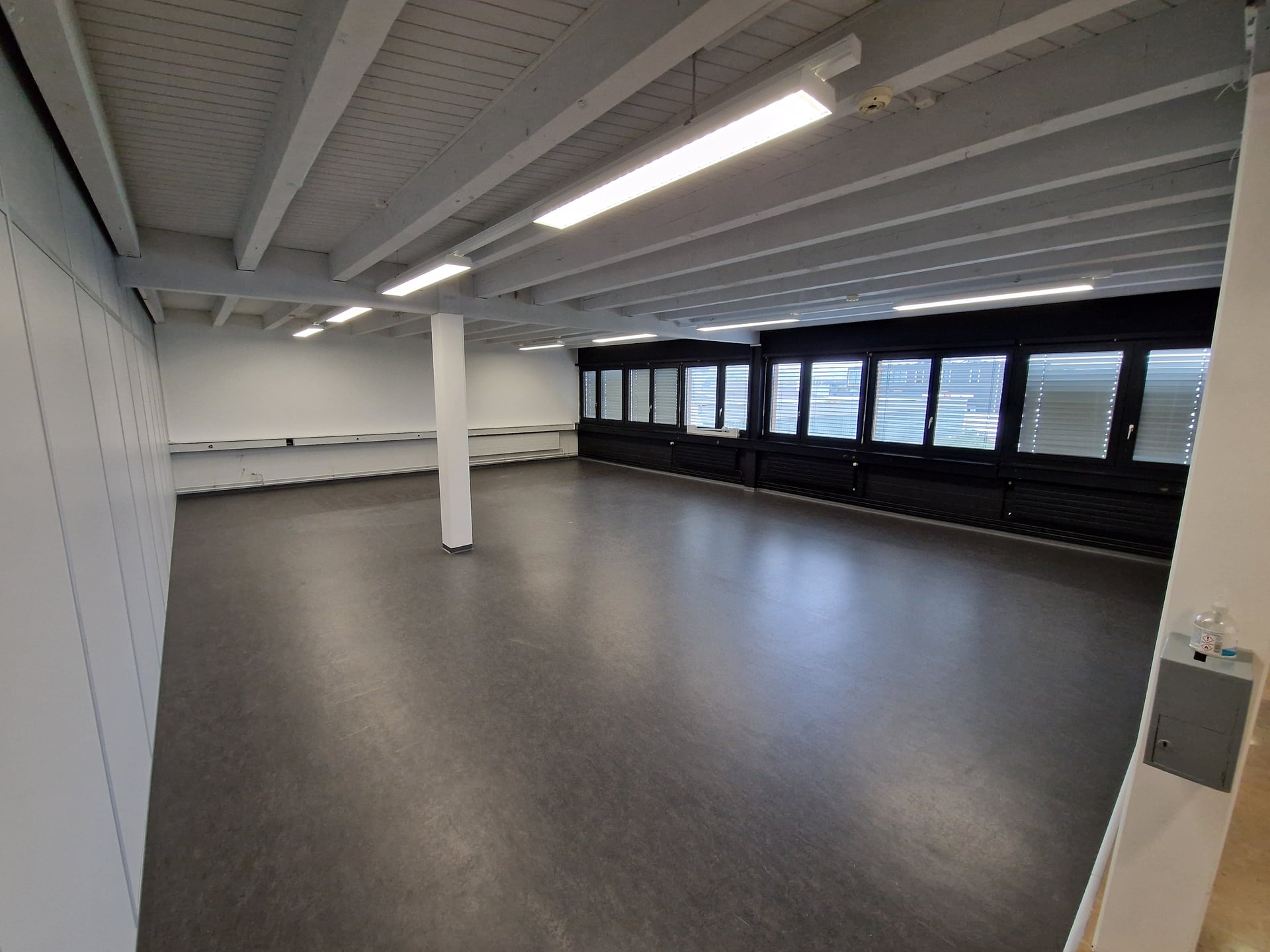 Local commercial de 140m2 en zone industrielle de Delémont  - photo 1
