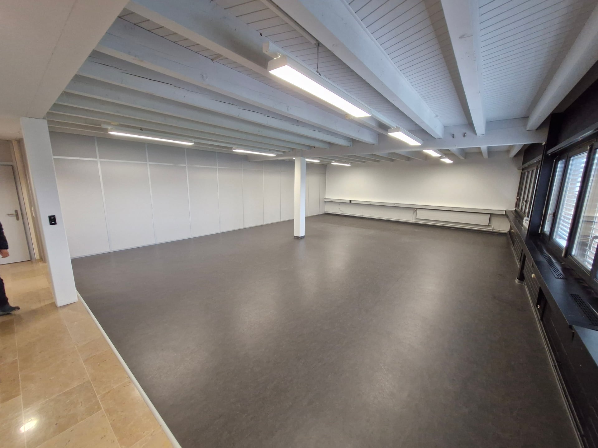 Local commercial de 140m2 en zone industrielle de Delémont  - photo 2