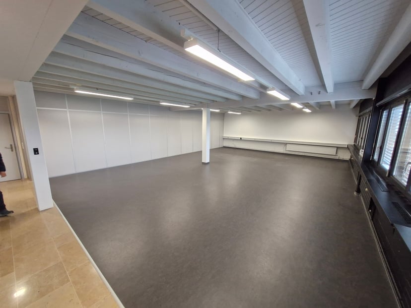 Local commercial de 140m2 en zone industrielle de Delémont  - photo 2