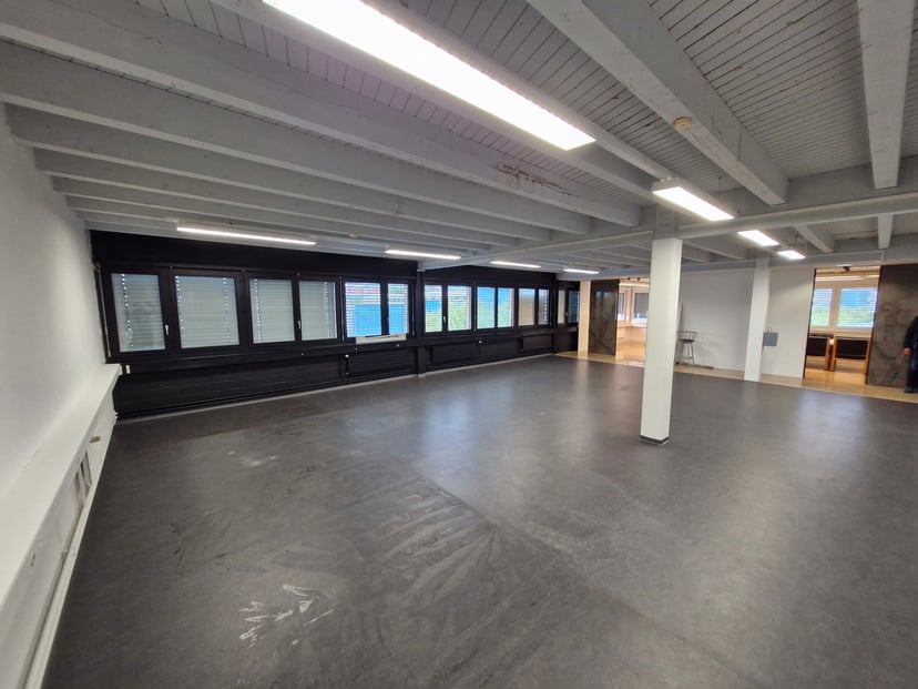 Local commercial de 140m2 en zone industrielle de Delémont  - photo 3
