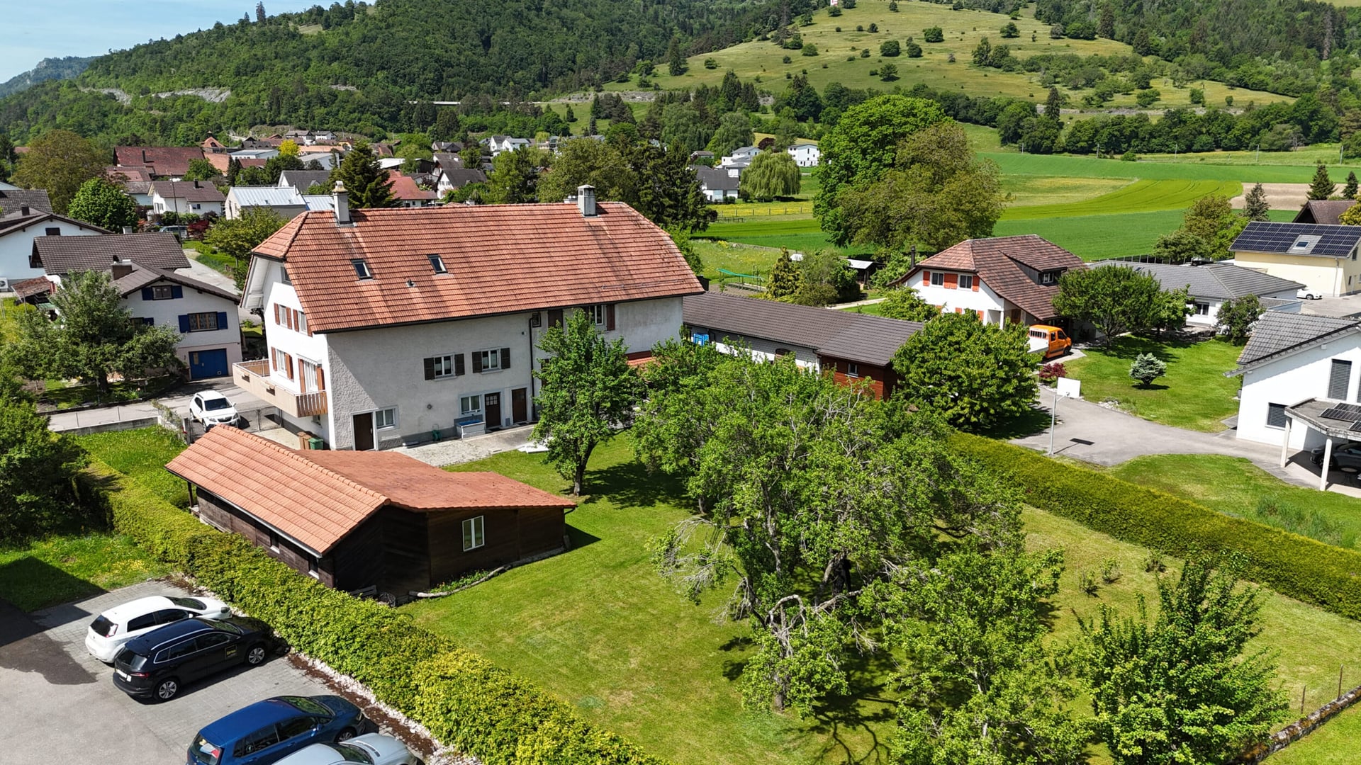 À vendre à Glovelier maison de 3 appartements et grand terrain - photo 1