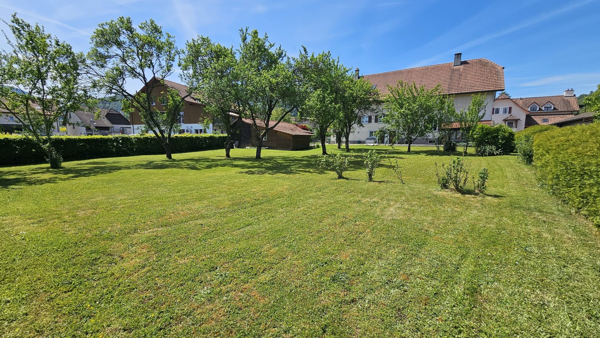 À vendre à Glovelier maison de 3 appartements et grand terrain - photo 3