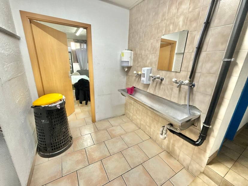 À vendre à Bassecourt spacieux atelier de polissage de 10 pièces - photo 4